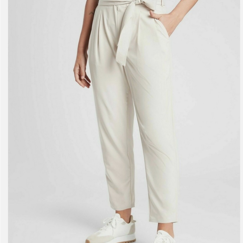 Athleta Light Beige Skyline pant II
Size 10 T
Color tan Discontinued/rare
